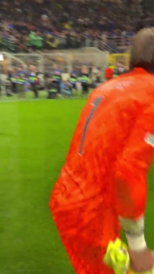 开云体育下载-泪目！索默赛后在众人后面默默谢场，劳塔罗把他推到前面接受欢呼