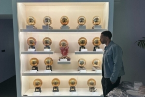 开云体育官网-历史唯一超级金球！费迪南德合影皇马金球奖柜：有更牛的吗？