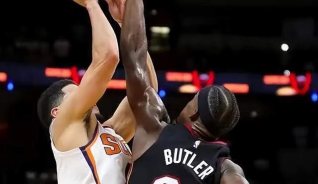 开云体育下载-巴特勒完美防守双杀布克 热火主场三连胜重回正轨