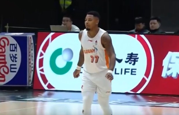 超级得分手！皮特森半场15分钟 9中5&amp;罚球7中7砍下20分4板3助